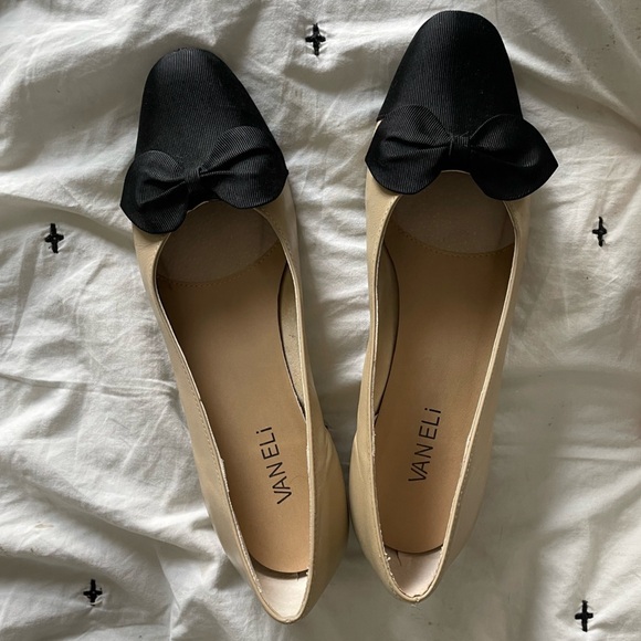 VANELi Favor Slip-on Flats Tan and black Bow Coquette Leather Sz 8 NARROW - Picture 2 of 9